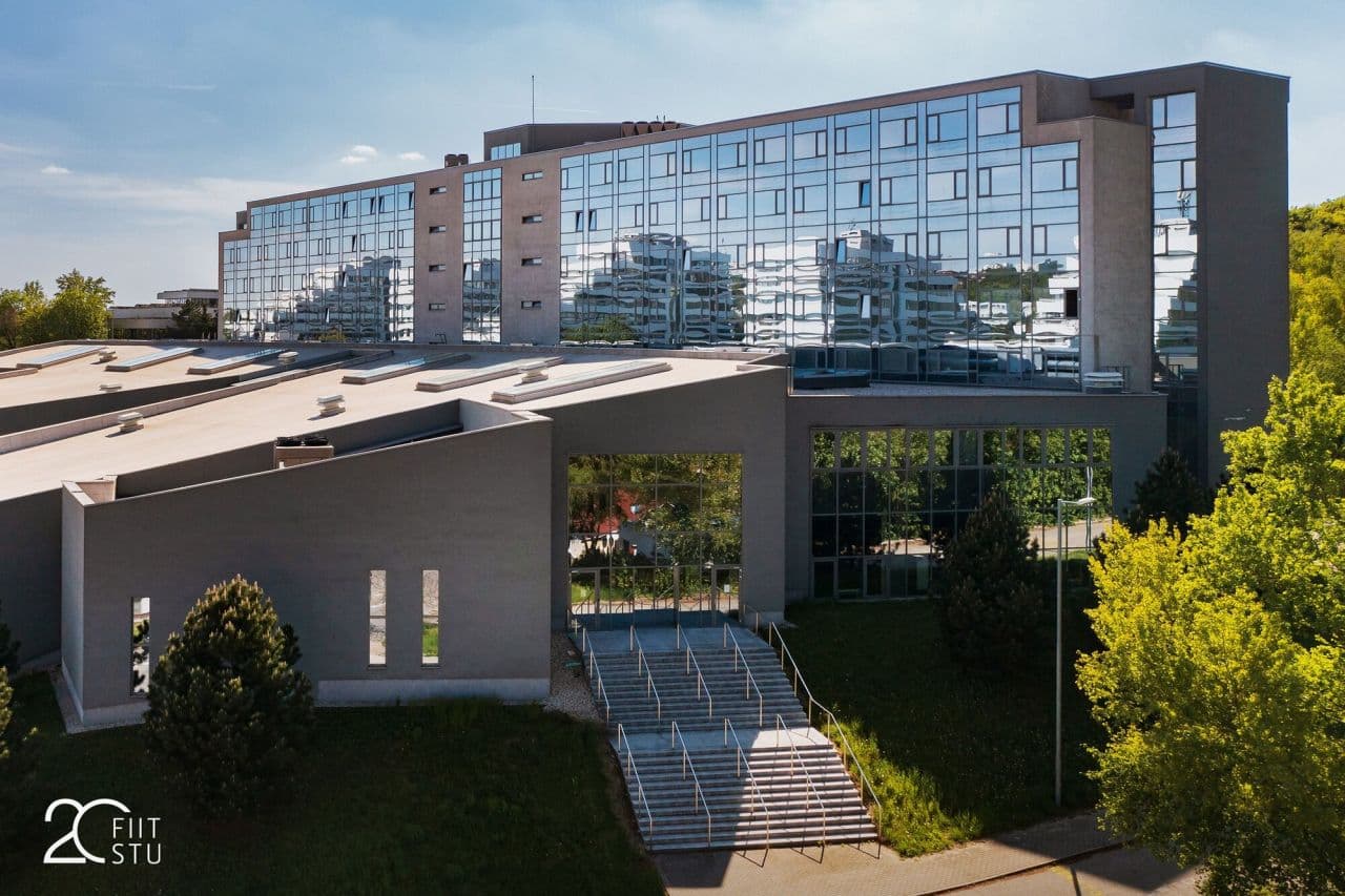 Budova Fakulty informatiky a informačních technologií STU v Bratislavě