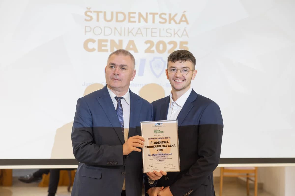 Maroš Bednár přebírá ocenění finalisty Studentské podnikatelské ceny 2025