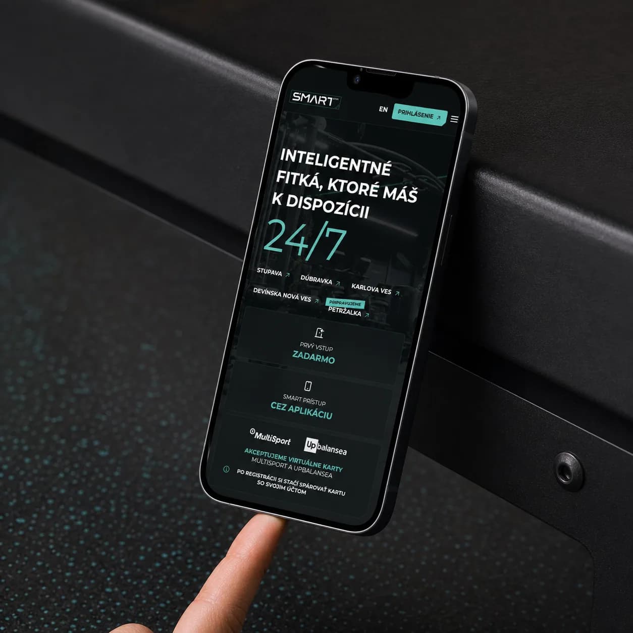 Página móvil de SmartGym con acceso 24/7 en un teléfono dentro del gimnasio