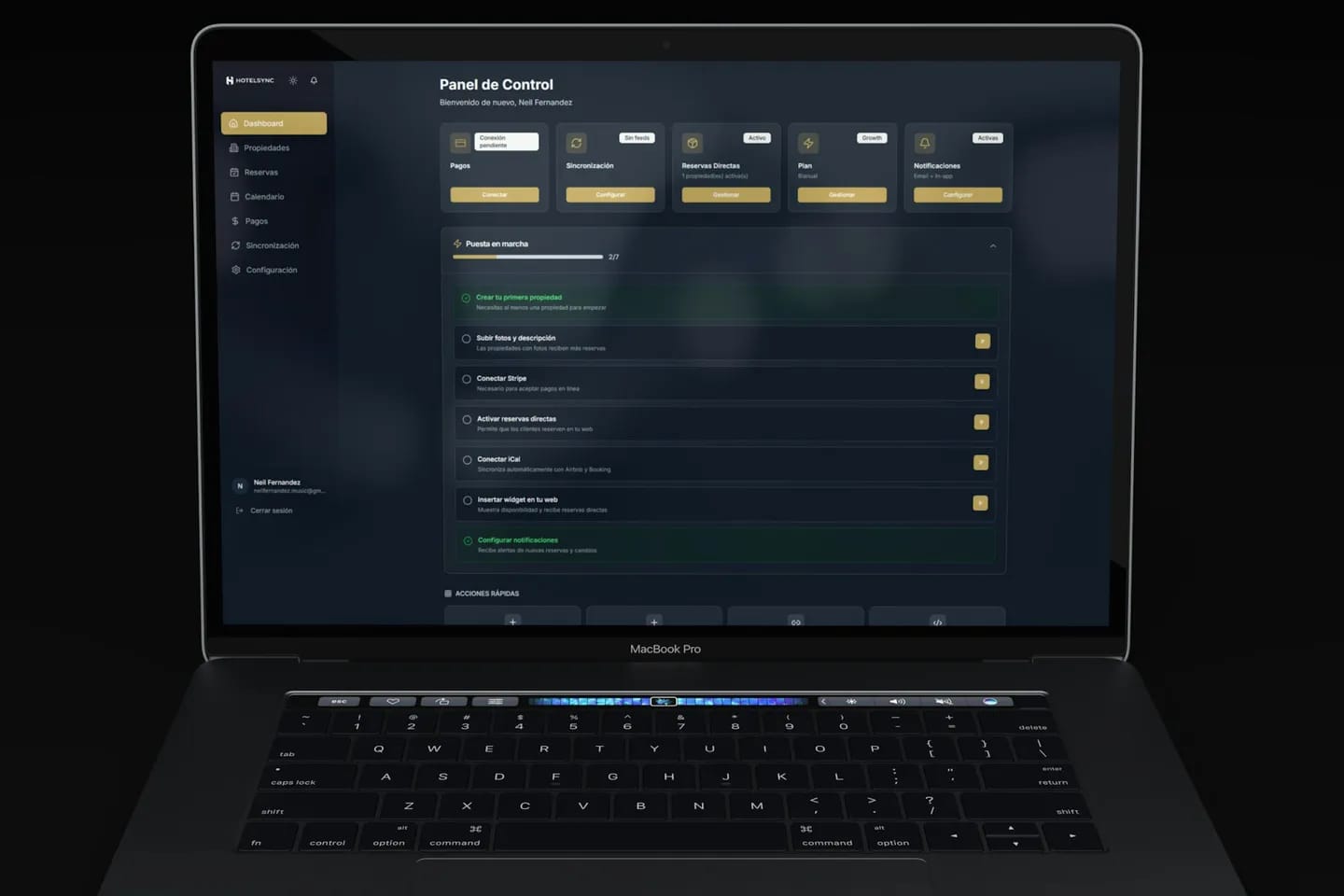 Tmavý aplikační dashboard zobrazený na notebooku