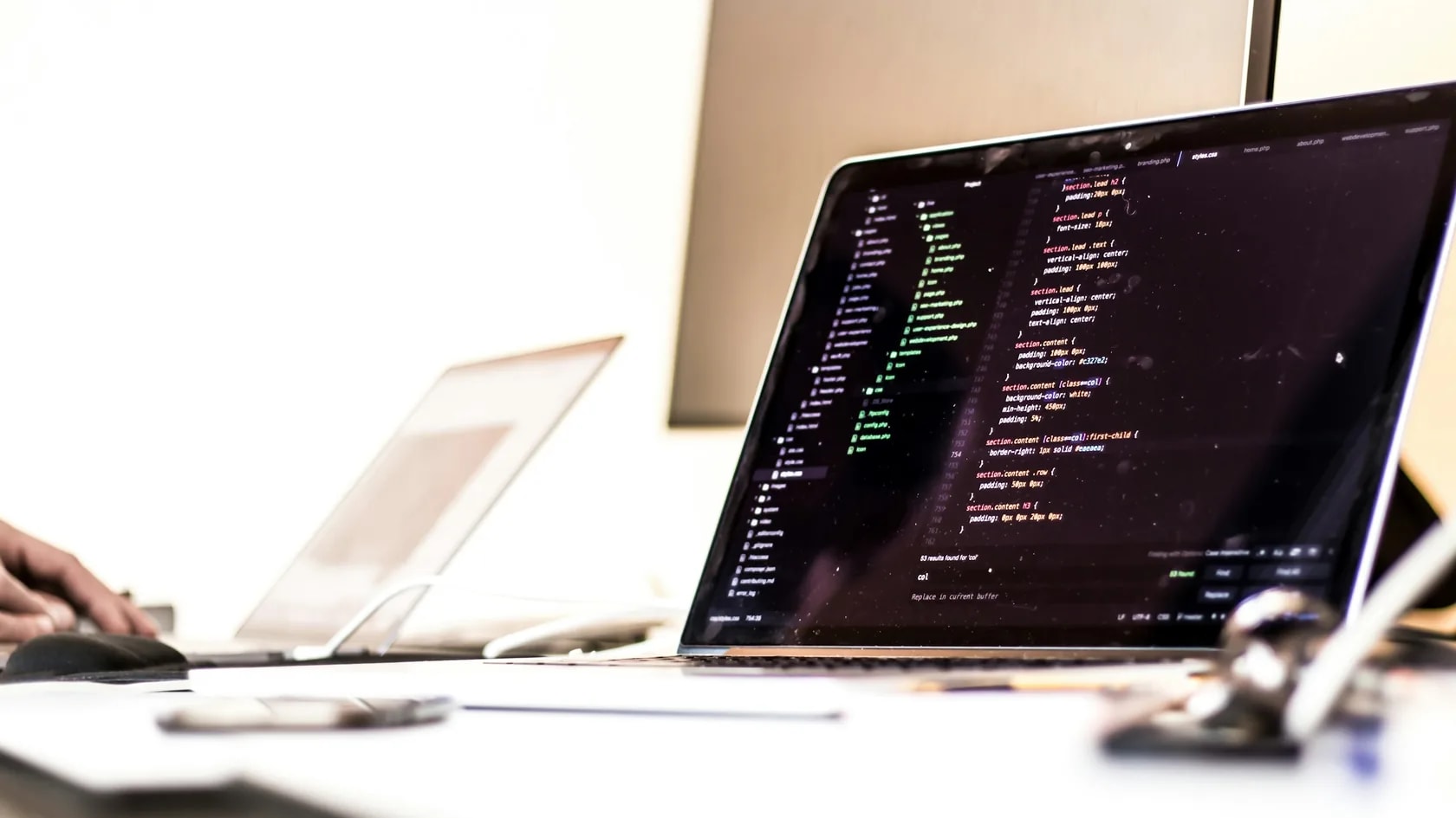 Zdrojový kód na černém notebooku při porovnání Next.js s htmx a Rustom