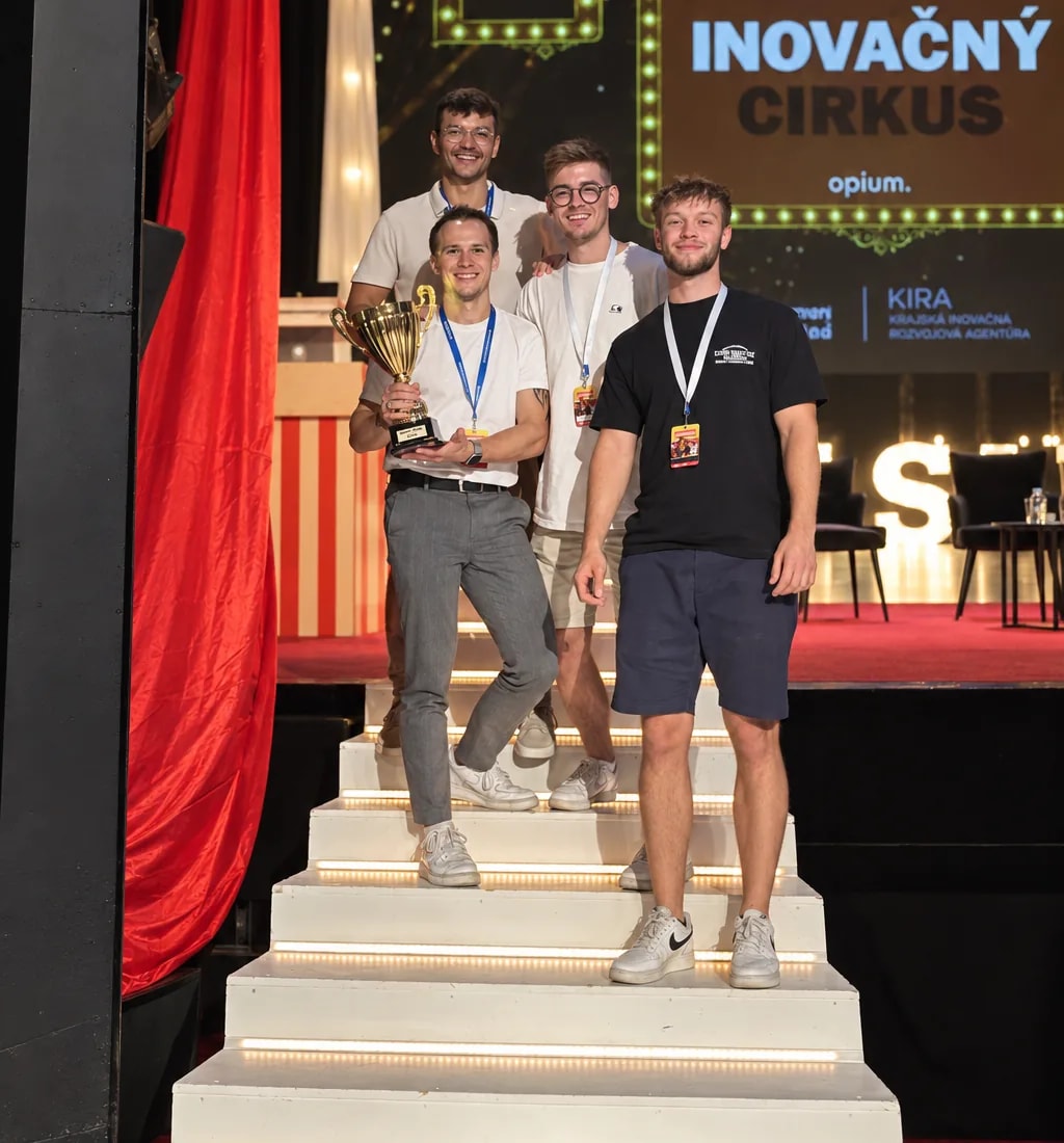 Tím Rise.sk s trofejou na pódiu hackathonu Inovačný cirkus 2026 v Trnave