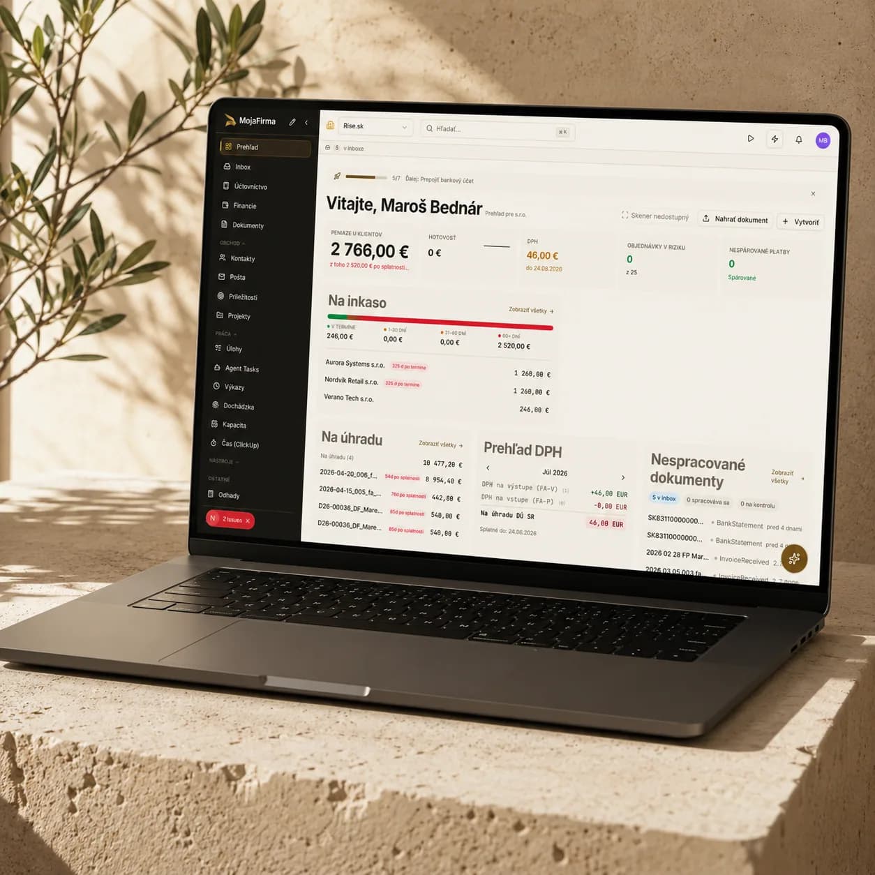 MojaFirma daily dashboard on a standalone laptop