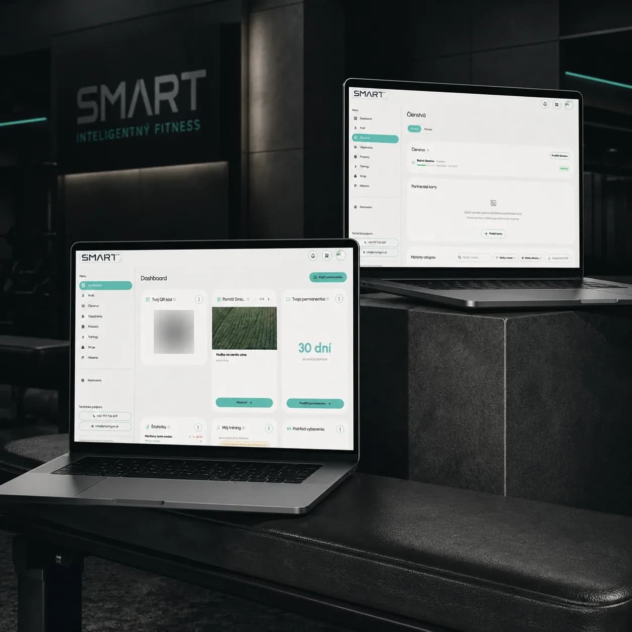 Dashboard a členství SmartGym na dvou noteboocích ve fitness centru
