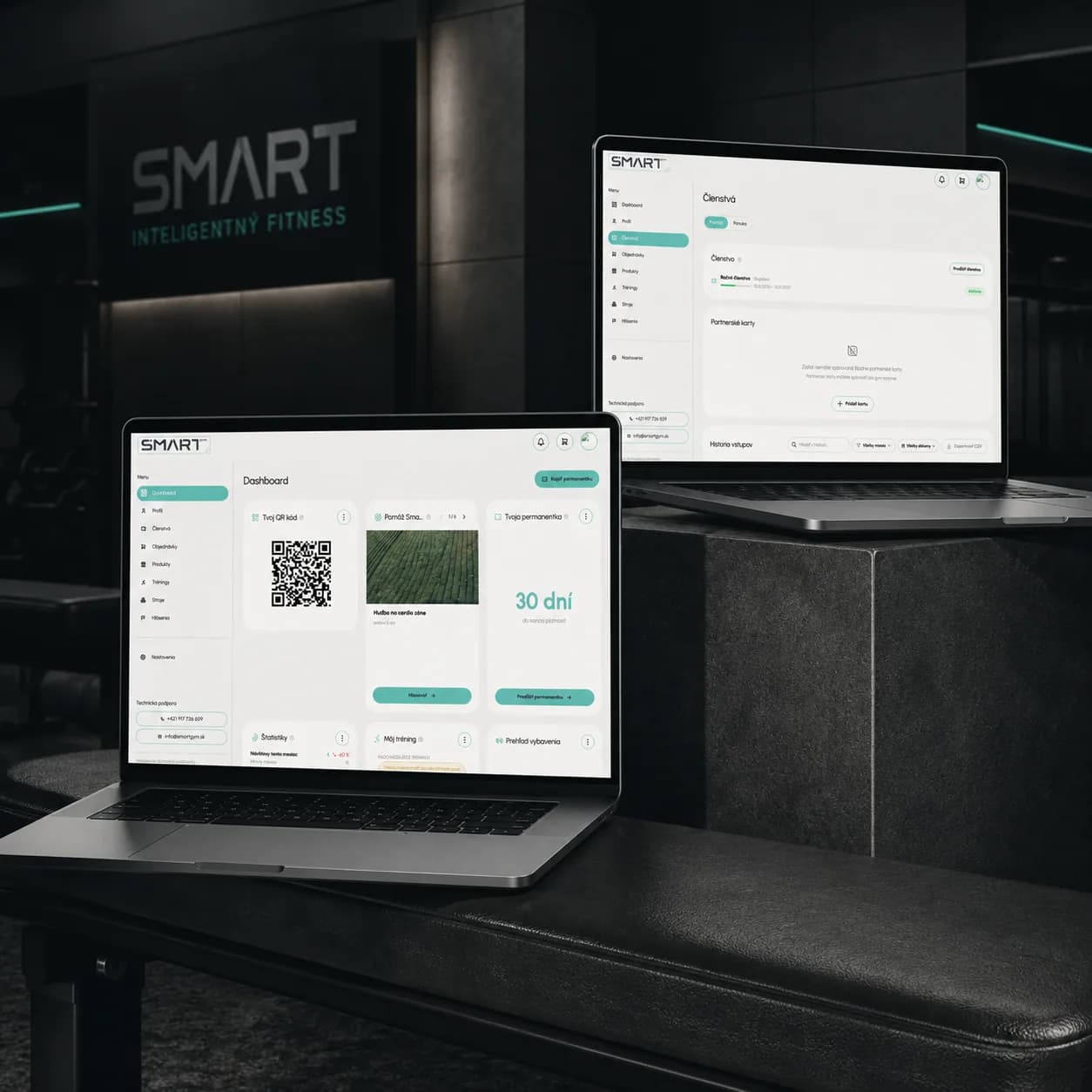 Dashboard a členství SmartGym na dvou noteboocích ve fitness centru