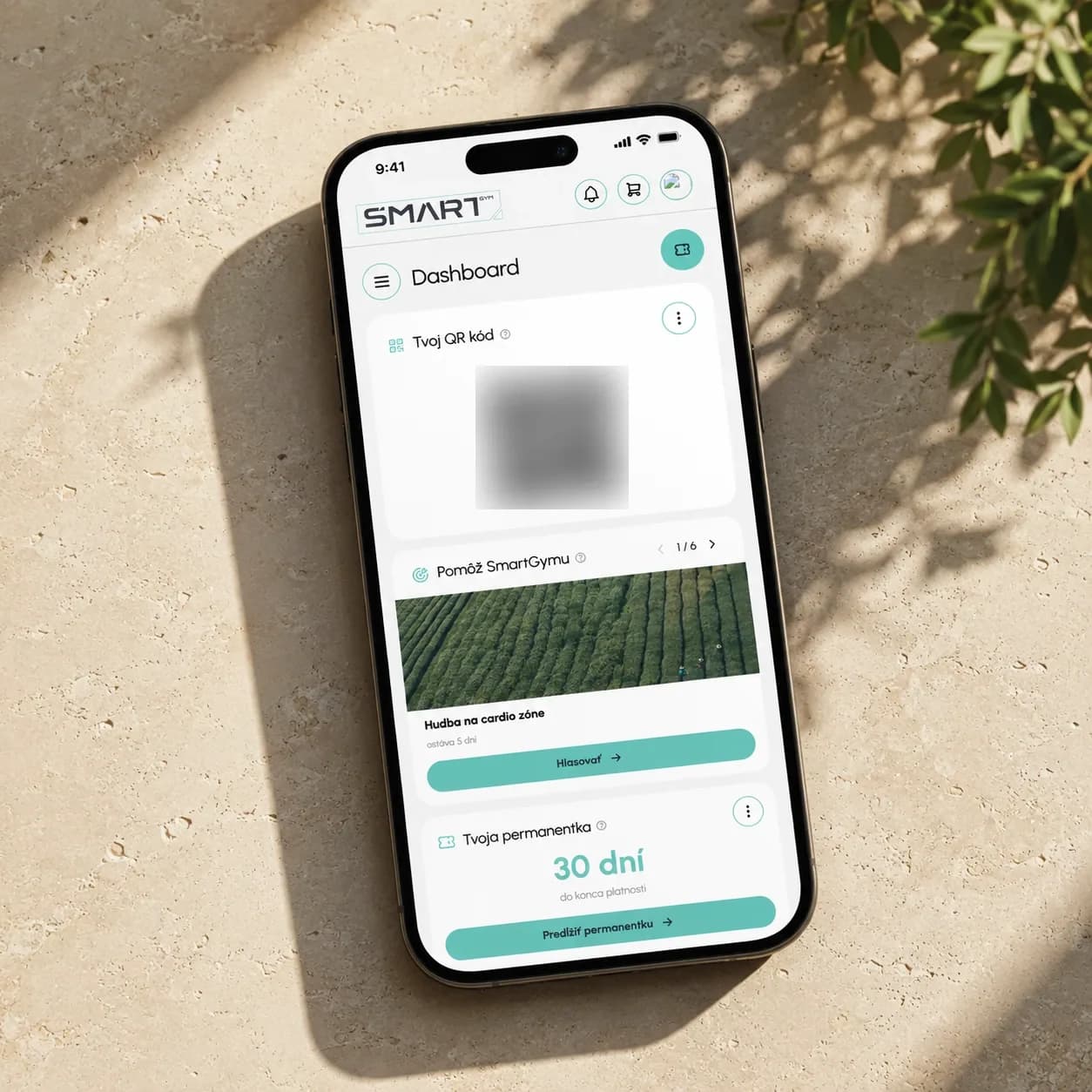 Členský dashboard SmartGym s QR kódem na telefonu