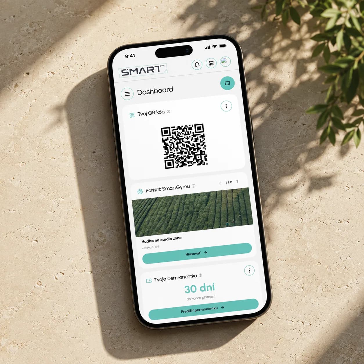 Členský dashboard SmartGym s QR kódem na telefonu