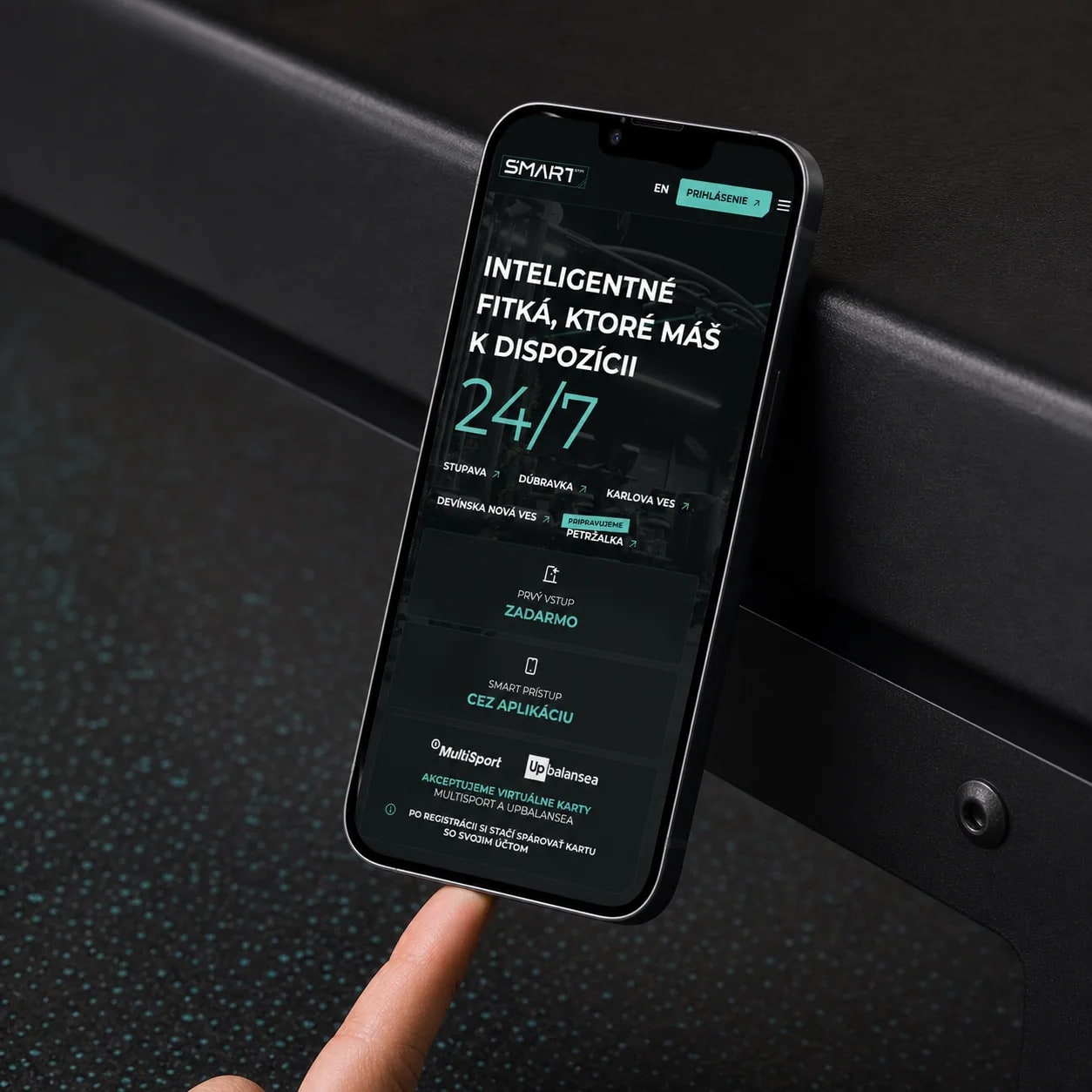 Mobilní stránka SmartGym s 24/7 přístupem na telefonu ve fitness centru
