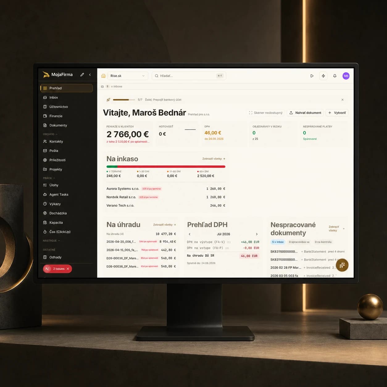 Finanční přehled MojaFirma s AI agenty na monitoru
